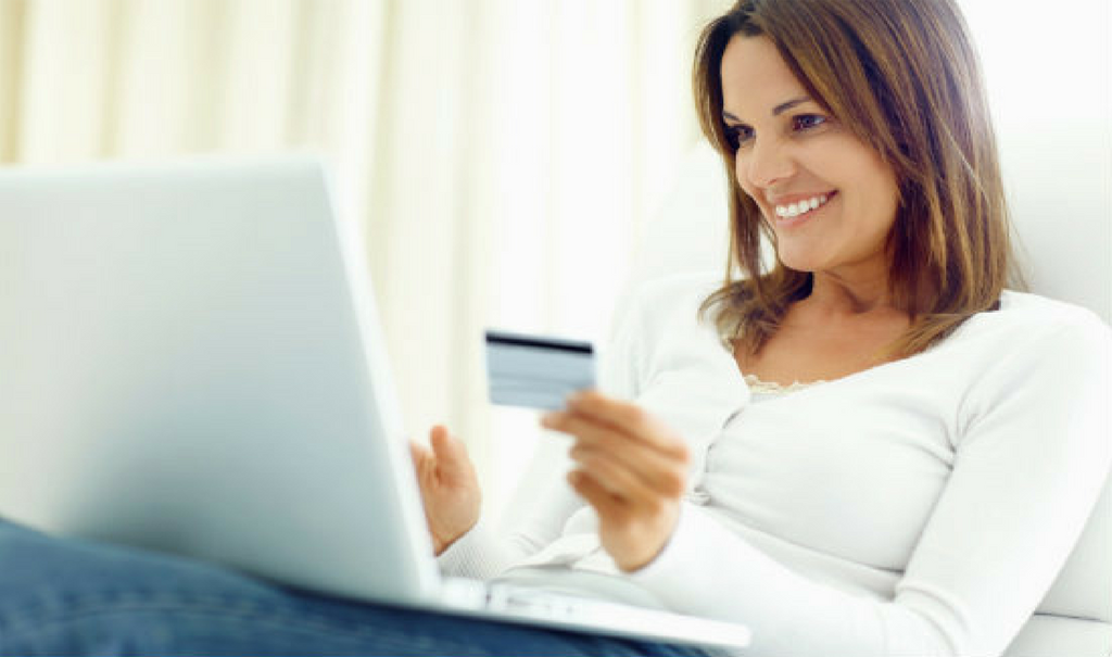 Mulher comprando online